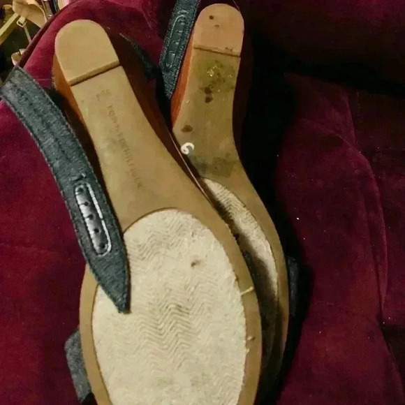 💜 3/25 Tommy Hilfigure Dark Blue Jean Small Wedge Sandals Size 9.5 - Picture 2 of 3